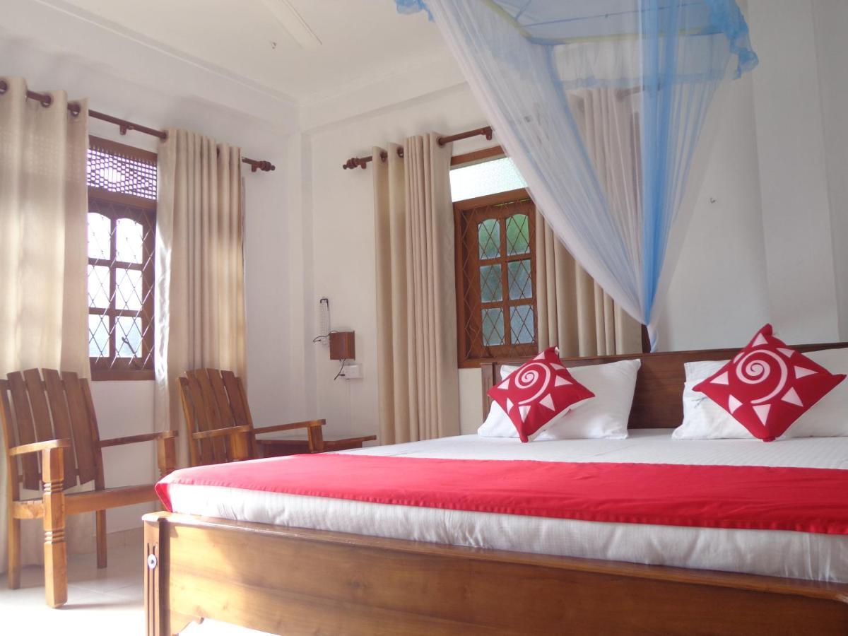 Nisha Homestay Inn Peradeniya Exterior foto